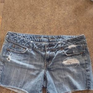 American Eagle Distressed Button Womens Summer shorts Size 10 great condition